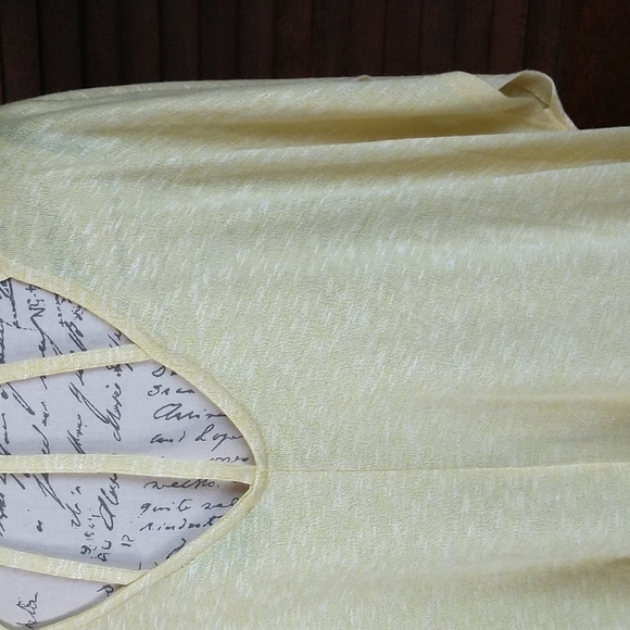 Lane Bryant Yellow Top with Cutout Back NWOT - Picture 4 of 8